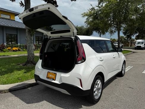 Used 2025 Kia Soul LX w/ LX Technology Package FWD image 18