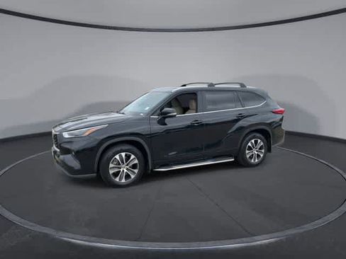 Used 2023 Toyota Highlander XLE FWD image 4