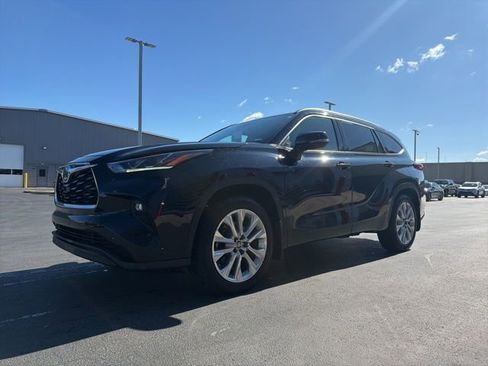 Used 2022 Toyota Highlander Limited image 3