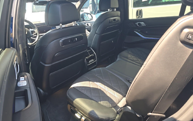 Used 2023 BMW X7 xDrive40i w/ M Sport Package AWD/4WD image 10
