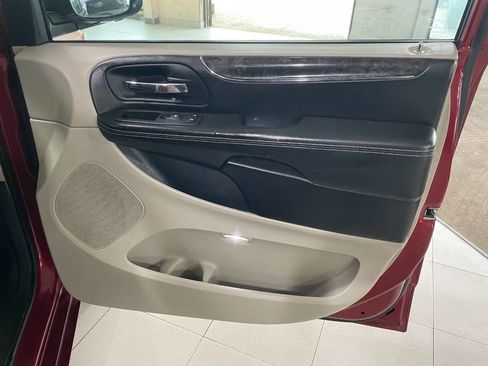 Used 2015 Chrysler Town & Country Touring-L w/ Driver Convenience Group image 29