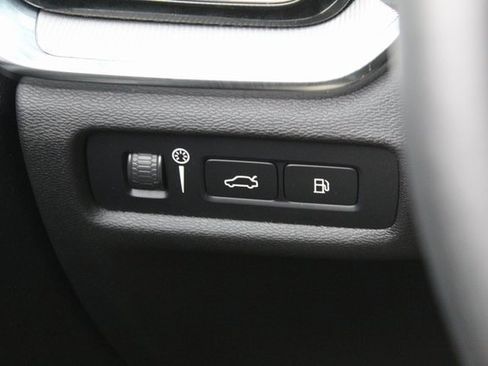 Certified 2022 Volvo S60 T8 R-Design image 19