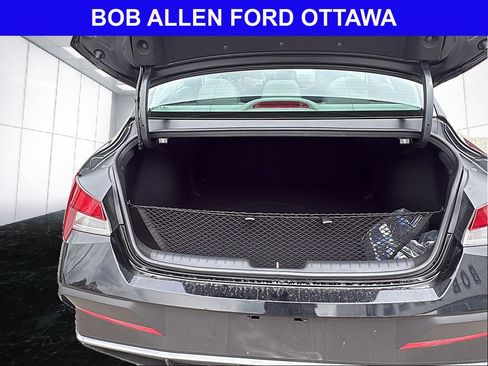 Used 2025 Hyundai Elantra SE FWD image 13