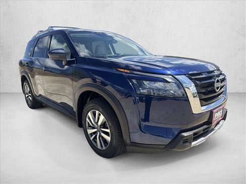 Used 2025 Nissan Pathfinder SL FWD image 3
