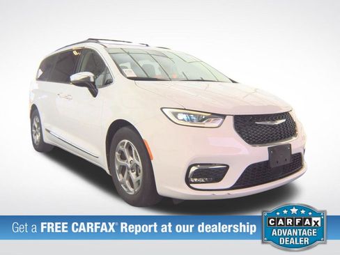 Used 2023 Chrysler Pacifica Limited FWD image 2
