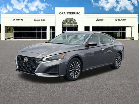 Used 2025 Nissan Altima 2.5 SV FWD image 3