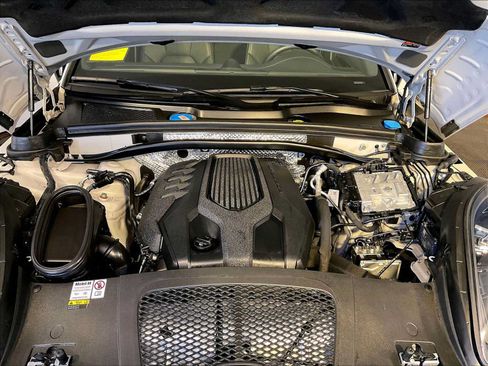 Certified 2023 Porsche Macan AWD/4WD image 32