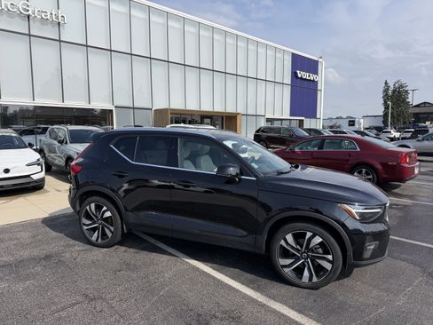 Used 2024 Volvo XC40 B5 Ultimate w/ Protection Package Premier AWD/4WD image 3