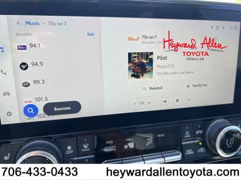 Used 2023 Toyota Highlander XLE FWD image 1