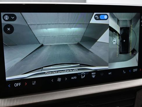 Certified 2025 Ford Explorer Platinum w/ Ultimate Package image 17