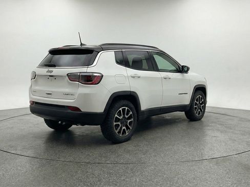 Used 2025 Jeep Compass Trailhawk image 9