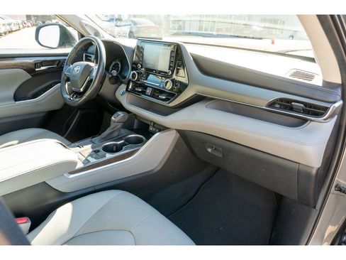 Used 2020 Toyota Highlander Limited image 19
