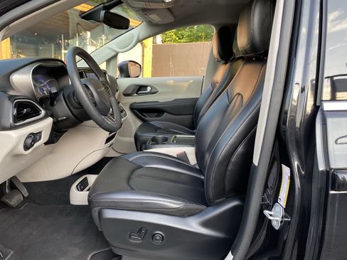 Used 2023 Chrysler Pacifica Touring-L FWD image 13