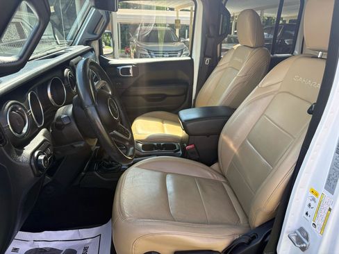 Used 2018 Jeep Wrangler Unlimited Sahara AWD/4WD image 11