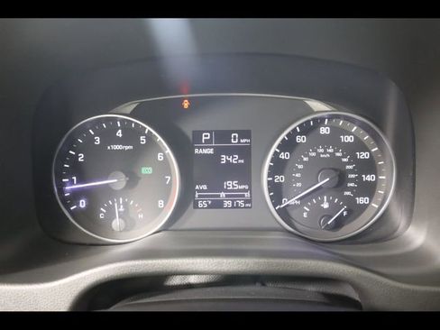 Used 2017 Hyundai Elantra SE image 24