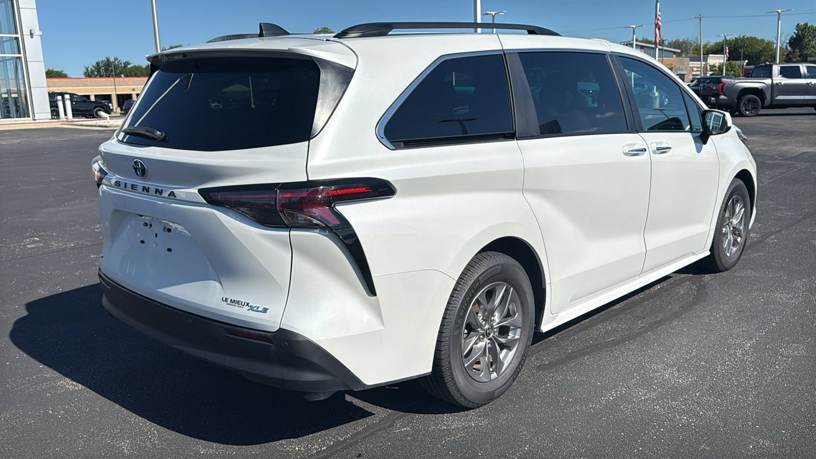 Certified 2025 Toyota Sienna XLE FWD image 7