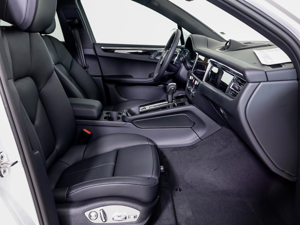 Certified 2025 Porsche Macan AWD/4WD image 8