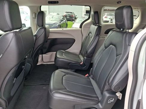 Certified 2023 Chrysler Pacifica Touring-L FWD image 13