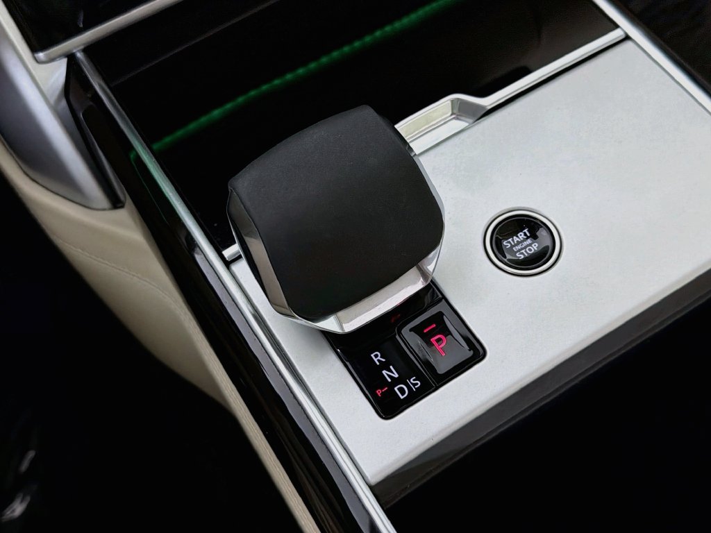 Certified 2024 Land Rover Range Rover Autobiography AWD/4WD image 17