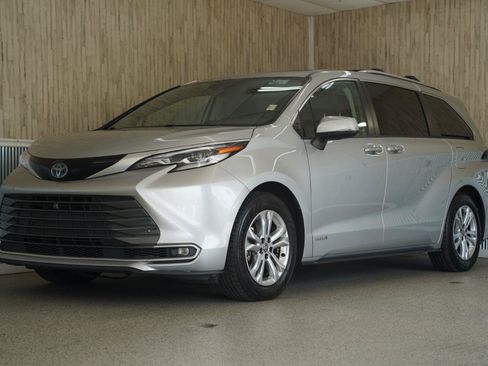 Used 2021 Toyota Sienna Platinum AWD/4WD image 4