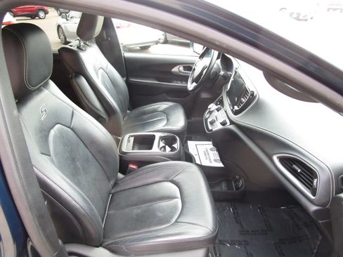 Used 2021 Chrysler Pacifica Touring-L w/ Uconnect Theater Family Group AWD/4WD image 22