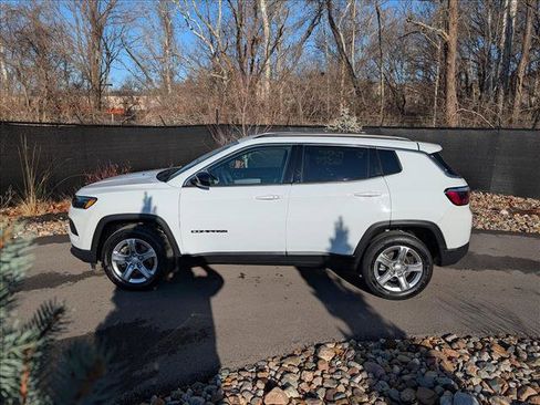 Used 2024 Jeep Compass Latitude image 2