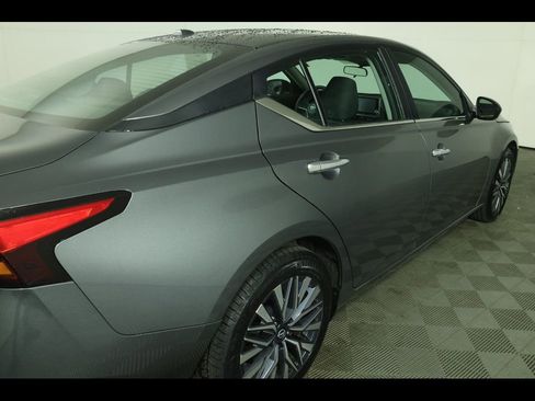 Used 2025 Nissan Altima 2.5 SV FWD image 17