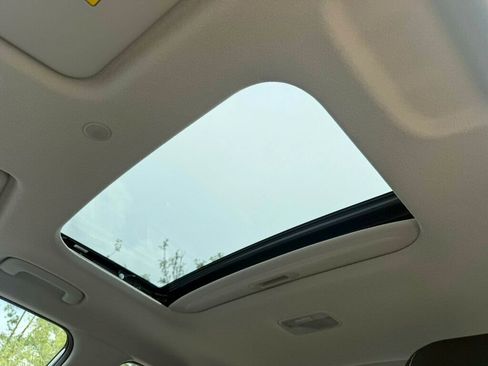 Used 2025 Hyundai Venue SEL FWD image 7