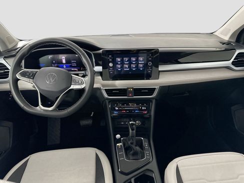 Certified 2025 Volkswagen Taos SE image 17