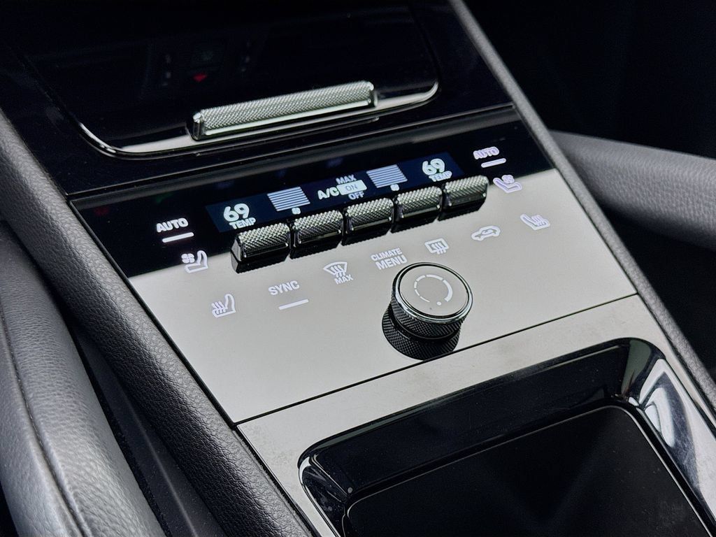 Certified 2024 Porsche Cayenne Coupe AWD/4WD image 22