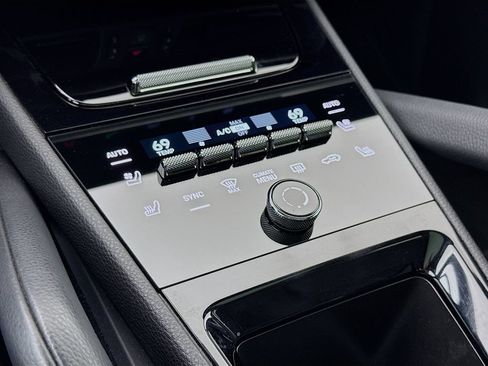 Certified 2024 Porsche Cayenne Coupe AWD/4WD image 22