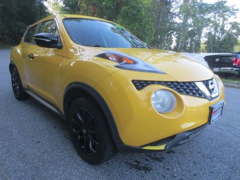 Used 2016 Nissan Juke SV image 2