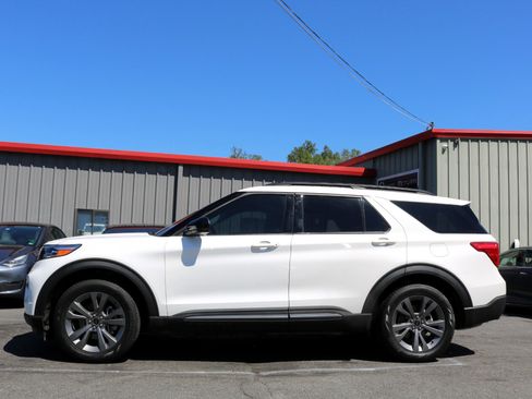 Used 2022 Ford Explorer XLT w/ Equipment Group 202A image 4