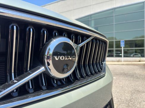 Used 2025 Volvo XC40 B5 Ultra AWD/4WD image 3