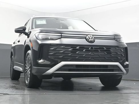 Used 2025 Volkswagen Tiguan S FWD image 50