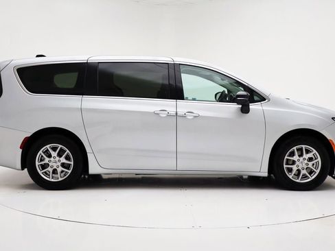 Used 2024 Chrysler Pacifica Touring-L image 2