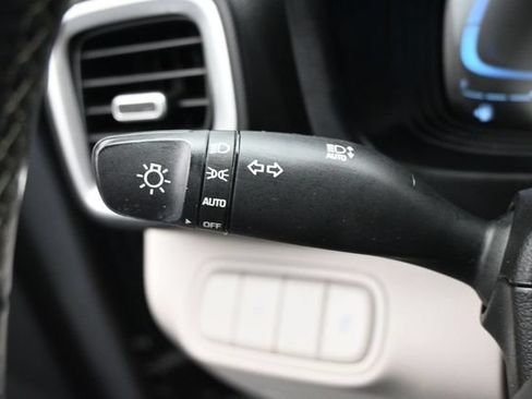 Used 2024 Hyundai Venue SEL FWD image 23