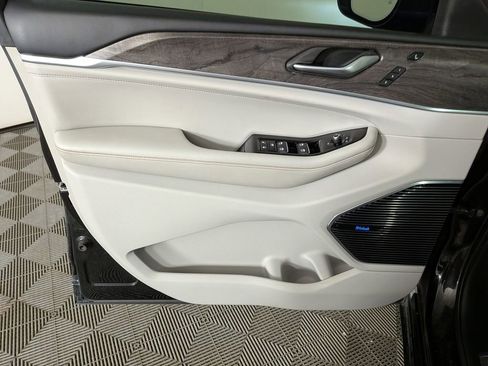 Certified 2021 Jeep Grand Cherokee L Overland w/ Luxury Tech Group IV AWD/4WD image 18