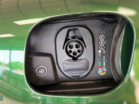 Used 2024 Porsche Macan Turbo Electric AWD/4WD image 19