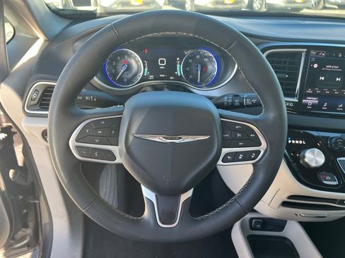 Used 2023 Chrysler Pacifica Touring-L image 25