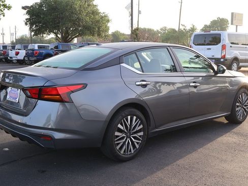 Used 2025 Nissan Altima 2.5 SV FWD image 11