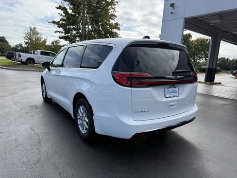 New 2026 Chrysler Pacifica Select image 6