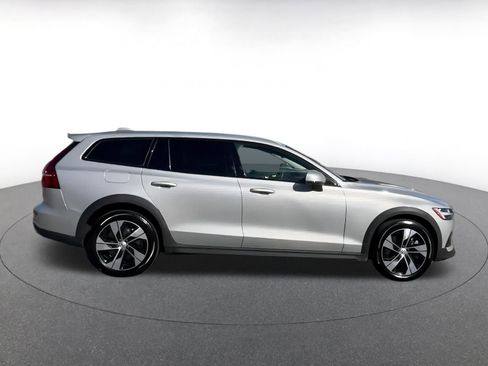 Used 2025 Volvo V60 B5 Cross Country Plus image 16
