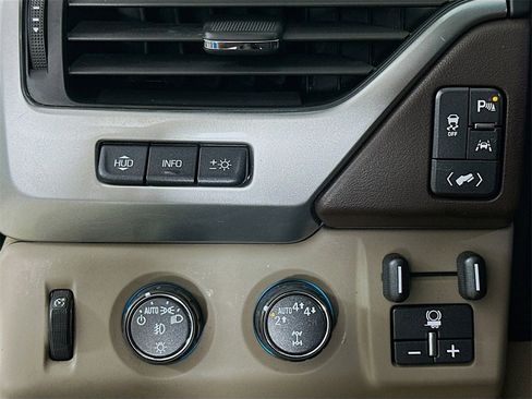 Used 2018 Chevrolet Suburban Premier image 12