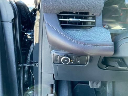 Used 2025 Ford Explorer ST-Line w/ ST-Line Street Pack image 13