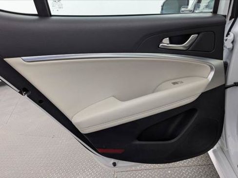 Used 2025 Genesis G70 2.5T RWD image 12