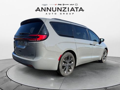 Used 2025 Chrysler Pacifica Limited image 5