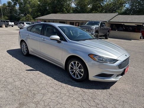 Used 2017 Ford Fusion SE w/ Fusion SE Technology Package image 3