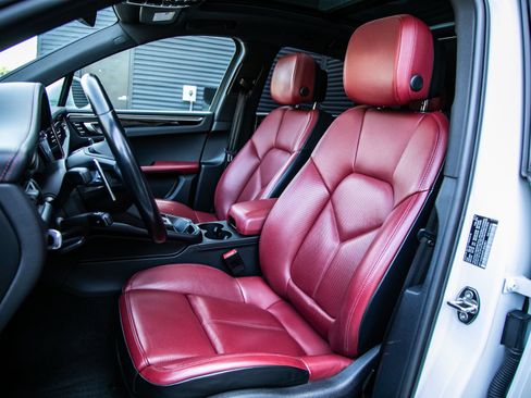 Certified 2023 Porsche Macan AWD/4WD image 5