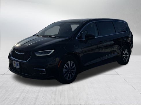 Used 2024 Chrysler Pacifica Select image 3